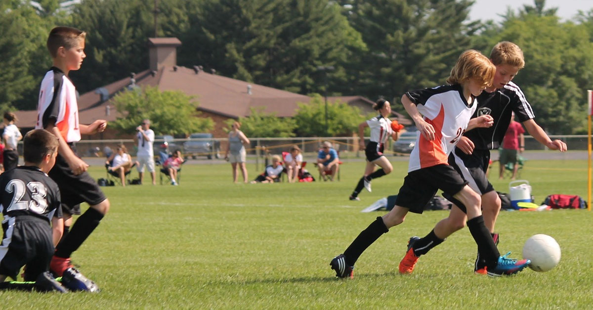 Entrainement de jeunes joueurs de football sur le terrain.